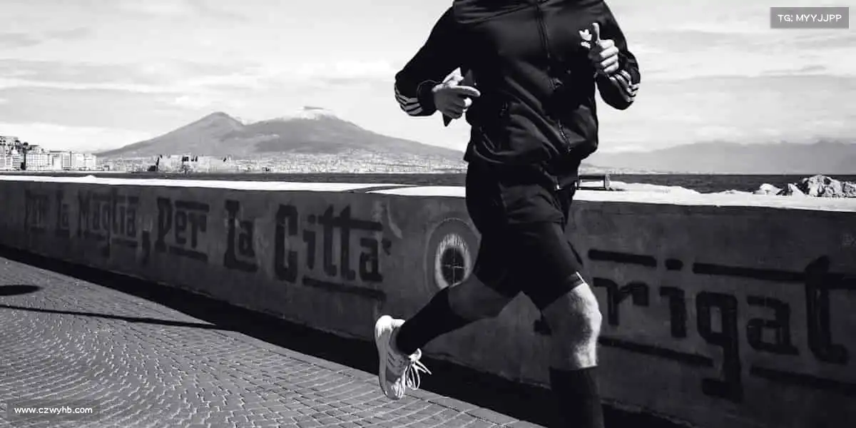 <strong>易游</strong>泳池里的每一次摆臂，都是向星辰大海的奔赴🏊